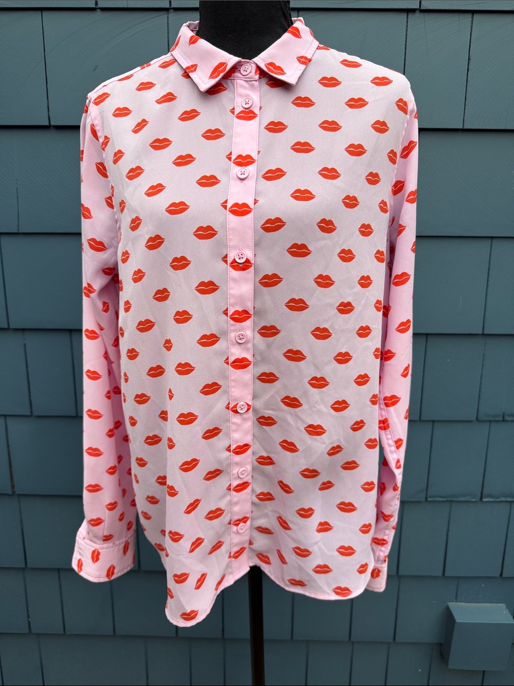 On 34th Pink Button-Up Shirt with Red Lip Print small